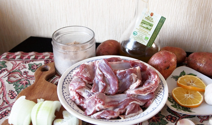 1. Этап. Бараньи ребрышки в духовке с картошкой: Браньи ребрышки промойте, обсушите и нарежьте порционными кусочками. Лук очищаем и нарезаем полукольцами.