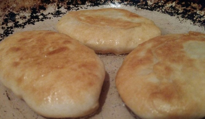 1. Этап. Жареные пирожки (простой рецепт на сыворотке): 8. Обжариваем с обеих сторон до румяного цвета. Масла много не наливайте, они прекрасно обжариваются на небольшом количестве.