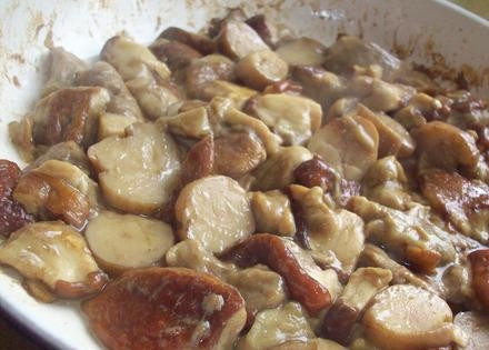 1. Этап. Суп-пюре из белых грибов: Добавляем нарезанные грибы. Пусть отдадут влаге и минут десять покипят с овощами.