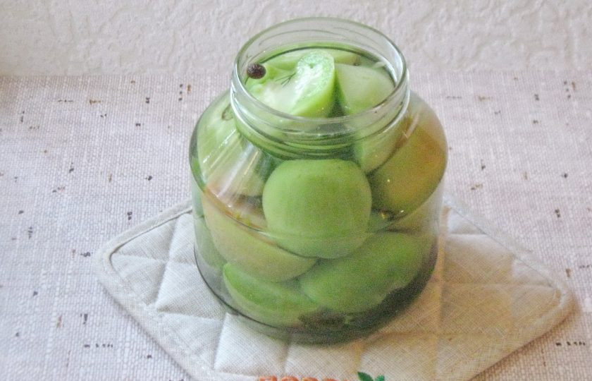 1. Этап. Зеленые помидоры на зиму без уксуса: Залейте помидоры кипятком, накройте крышкой и дайте постоять 20 минут. После воду слейте в кастрюлю, вскипятите и вновь залейте в банку. Оставьте снова на 20 минут. Слейте воду и вскипятите снова.