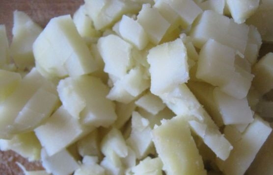 1. Этап. Винегрет с грибами: Теперь ждем, пока сварятся овощи, а когда они будут готовы, остужаем их под холодной водой. Теперь картофель чистим и режем кубиками.