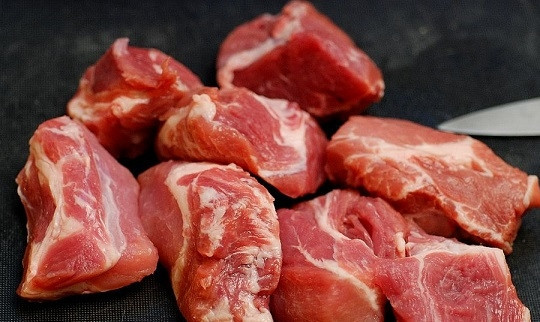 1. Этап. Макароны со свининой на сковороде: 3. Свинину вымойте, обсушите и нарежьте средними кубиками.