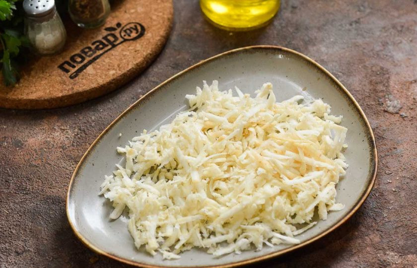 1. Этап. Салат из курицы, грибов и сельдерея: Сельдерей очистите и натрите на крупной терке.