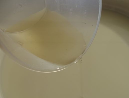 1. Этап. Сыр костромской в домашних условиях: 3. Отправить в молоко закваску и дать постоять около 30 минут. За это время молоко заметно уплотнится. Аккуратно перемешать его шумовкой. Вылить сычужный фермент и оставить еще на 40-45 минут в теплом месте.