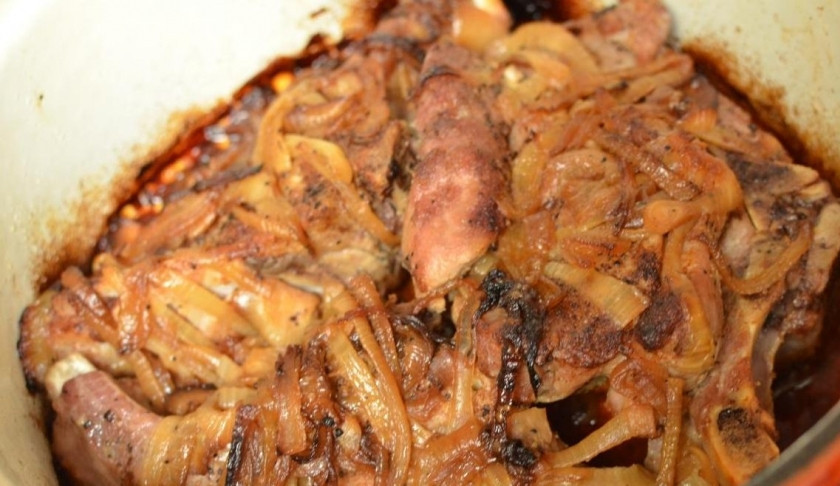 1. Этап. Свиные ребрышки запеченные с луком: Ребрышки уложить в форму с крышкой и запекать в духовке полтора часа при 170 градусах.