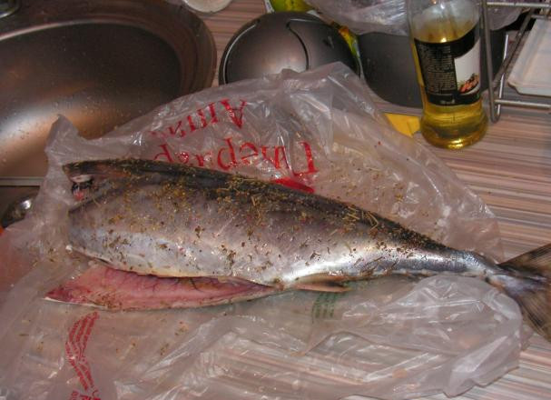 1. Этап. Тунец, запеченный в фольге: Как следует натираем тунца солью и специями.