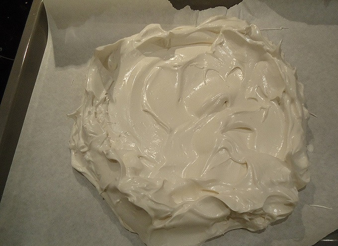 1. Этап. Безе для торта: Пергаментом застелите противень и выложите безе лопаточкой, сформировав корж для торта высотой в 5-8 см. Отправьте в предварительно разогретую до 120 С на 2 часа. Дайте готовому безе также остыть в остывающей духовке.