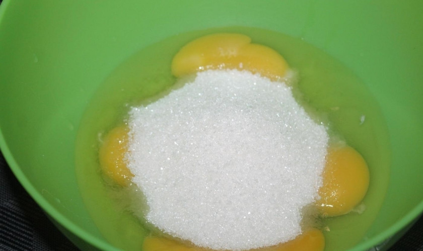 1. Этап. Торт Легко и быстро: 1. Яйца вбиваю в миску (не отделяю белки от желтков), всыпаю сахарный песок.