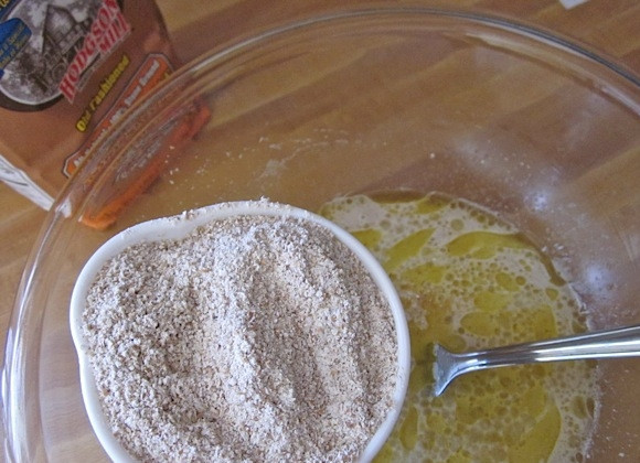 1. Этап. Тесто для пиццы из цельнозерновой муки: 3. Перемешайте хорошенько и введите цельнозерновую муку, размешайте.