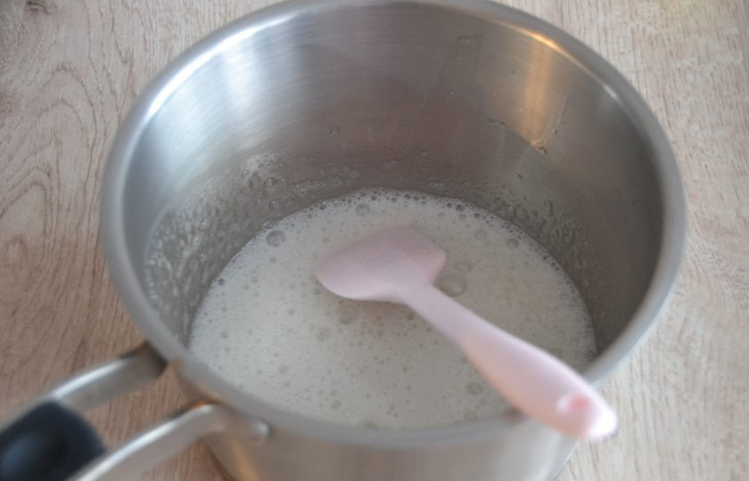 1. Этап. Творожный пирог с ежевикой: Нагрейте при помешивании, чтобы растворился сахар, но не до кипения.