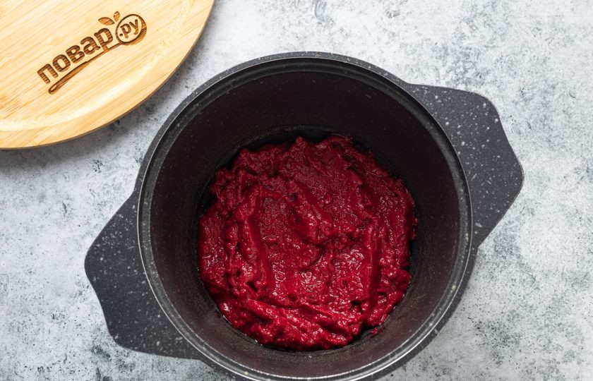 1. Этап. Варенье из кизила без косточек: Переложите ягодное пюре в кастрюлю.