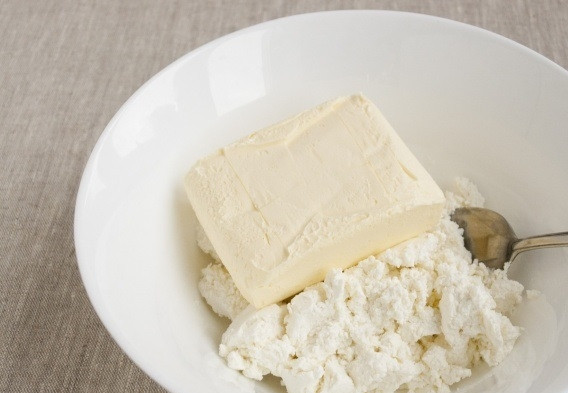 1. Этап. Творожное тесто для рогаликов: 2. Размягченное (но не растопленное!) сливочное масло соедините с творогом.