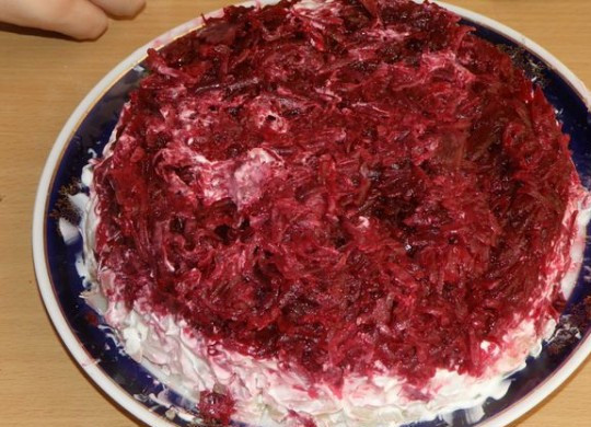 1. Этап. Салат с говядиной и гранатом: Затем слой картошки с майонезом, а на нее выкладываем свеклу.