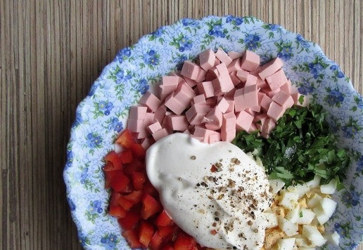 1. Этап. Салат с колбасой в булочке: Заправьте сметаной, посолите, поперчите по вкусу.