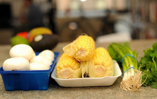 1. Этап. Салат с жареными грибами и кукурузой: 1. Список необходимых ингредиентов простой и совсем недорогой, так что это вполне доступный салатик.