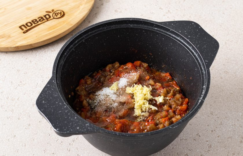 1. Этап. Пинджур: Затем добавьте оливковое масло, измельчённый чеснок, соль, сахар, чёрный и острый перец. Готовьте ещё 10-15 минут на среднем огне. В конце добавьте уксус и мелко порубленную зелень.