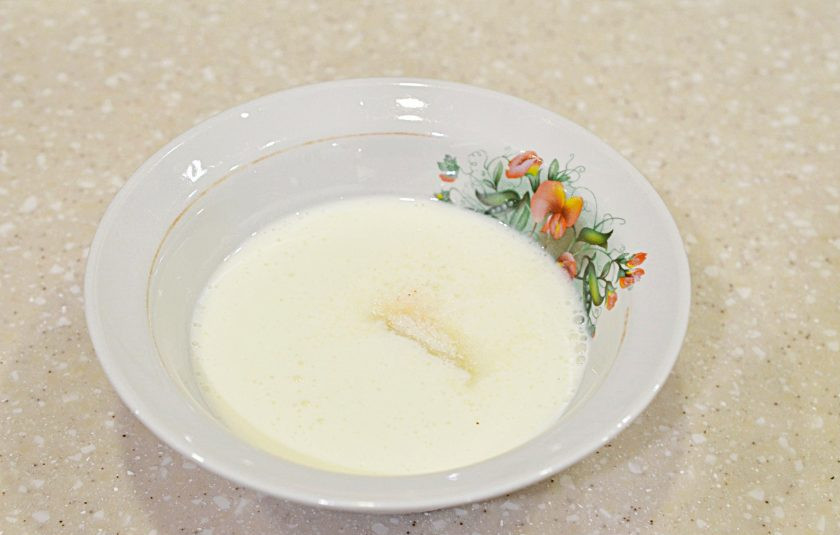 1. Этап. Панкейки из цельнозерновой муки: Кефир нагрейте в микроволновке 30 секунд. Добавьте соду, соль, сахар. Перемешайте.