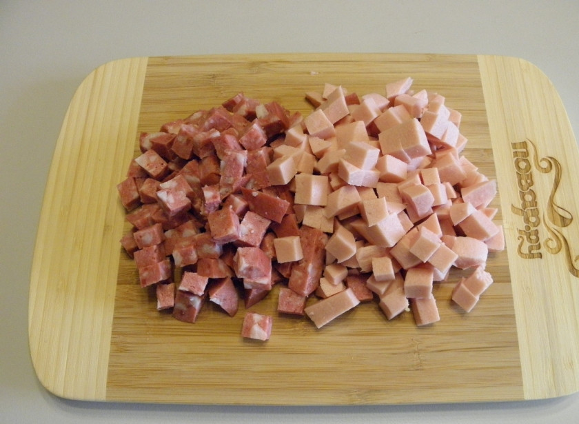 1. Этап. Солянка классическая: Оба вида колбас порежьте кубиками.