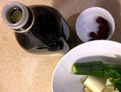 1. Этап. Огурцы с клюквой и запеченным яблоком: 4. Моем огурец, сельдерей и фенхель. При необходимости чистим. 5. Чистим и моем чеснок и лук.