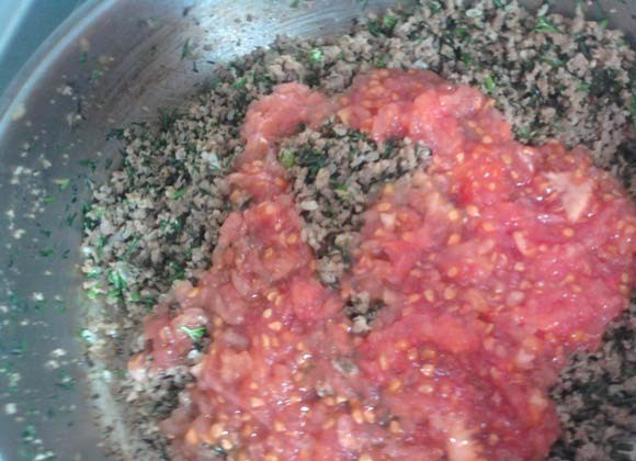 1. Этап. Долма из баклажанов по-азербайджански: Обрезаем верхушечку помидоров, мякоть извлекаем и добавляем в фарш, перемешиваем.