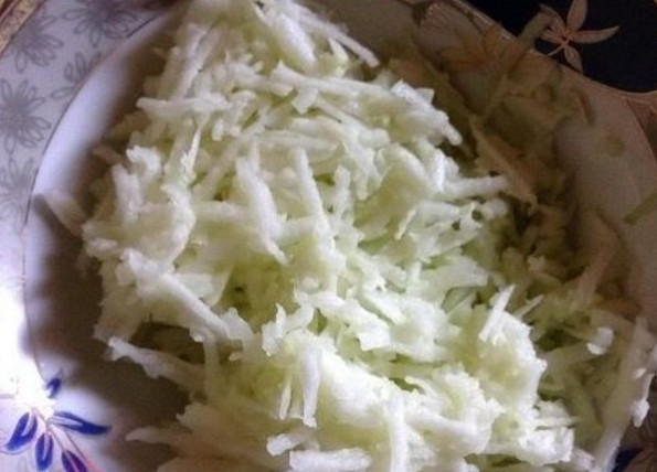 1. Этап. Пирожки жареные (на кефире): 6. Вымойте хорошенько яблоки, затем обрежьте кожуру, разрежьте пополам и удалите косточки, хвостики. Натрите яблоки на крупной терке.