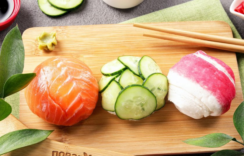 1. Этап. Суши-моти: Суши-моти готовы. Перед подачей аккуратно достаньте суши из плёнки, выложите на блюдо и подавайте к столу с соевым соусом, васаби и имбирём. Приятного аппетита!