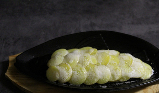 1. Этап. Филе сибаса под чешуёй из картофеля: Смазываем растительным масло (я использую в спрее).