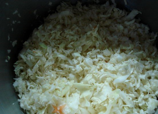 1. Этап. Бигус с черносливом: А сами тем временем шинкуем свежую капусту.