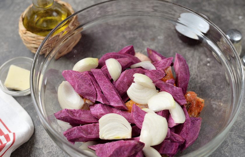 1. Этап. Батат с курицей в духовке: Молодой батат можно не чистить от кожуры, со старого ее нужно обязательно срезать. Нарежьте его и репчатый лук крупными кусочками, добавьте к курице, всыпьте соль и перец по вкусу.