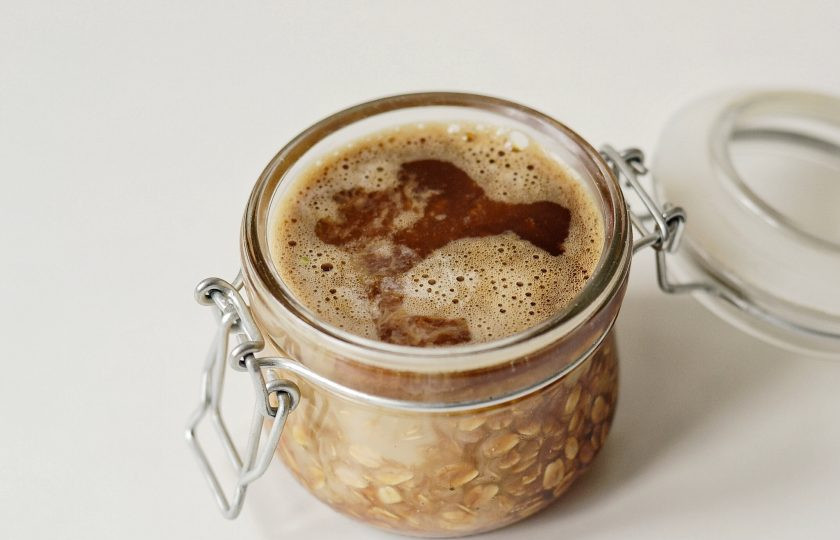 1. Этап. Кофейная овсянка: Залейте молоком, перемешайте. Закройте баночку и уберите на ночь.