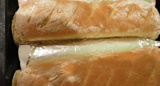 1. Этап. Выпечка из молочной сыворотки: 9. Выпекаем в духовом шкафу при температуре 200-220 градусов около получаса. Готовые изделия вынимаем из духовки, разрезаем на кусочки и кушаем.