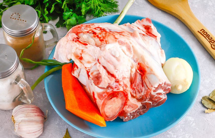 1. Этап. Хаш в мультиварке: Подготовьте указанные ингредиенты. Говядину или баранину на кости промойте, срежьте с мяса жилы, пленки. Очистите овощи и промойте в воде.