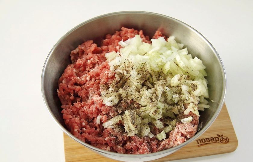 1. Этап. Московские пельмени: Для начинки соедините оба вида фарша, добавьте к нему нарезанный мелкими кубиками лук, соль по вкусу и черный молотый перец. Для сочности можно влить 30-50 мл. воды.