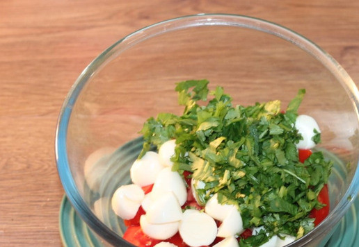 1. Этап. Салат с мягким сыром Чильеджина: 5. Листья кинзы мелко нарезаем и добавляем в миску.