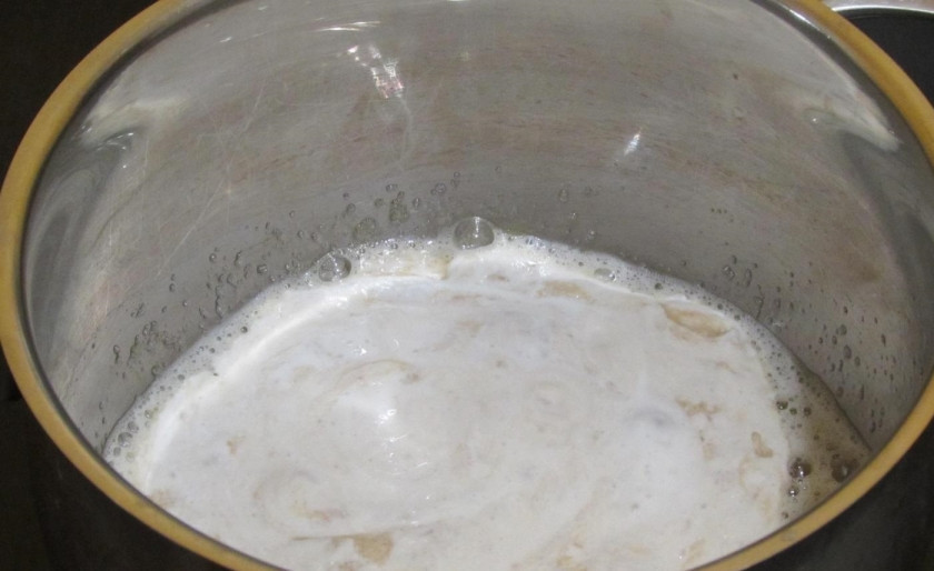1. Этап. Оладьи на дрожжах и кефире: 5. Кефир заранее достаю из холодильника, чтобы он был комнатной температуры. Вливаю его в кастрюлю к яйцу с сахаром.