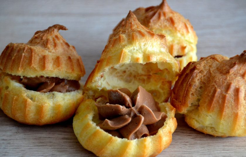 1. Этап. Профитроли с масляным кремом: Начините масляным кремом остывшие профитроли.