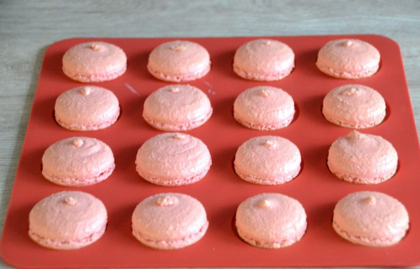 1. Этап. Макаронс на итальянской меренге: Примерно за 10 минут до окончания времени подсыхания 