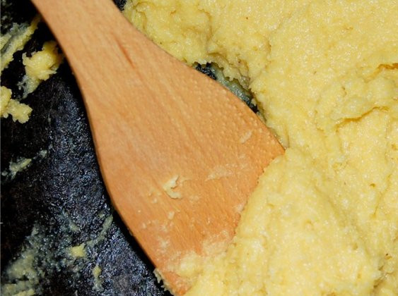 1. Этап. Бануш гуцульский: Варим кашу минут 15-20. Готовой она считается тогда, когда начнет загустевать и отставать от стенок котелка, и на ней выступают капельки жира.