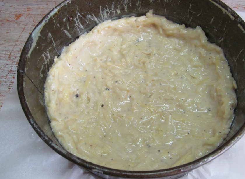 1. Этап. Картофельная запеканка с индейкой: Разъемную форму застелить пергаментной бумагой или смазать сливочным маслом. Выложить картофельную массу, утрамбовывая поверхность и образуя бортики.