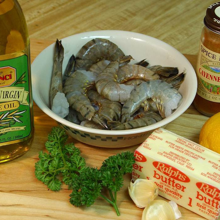 1. Этап. Креветки Скампи: Разморозить и очистить креветки. Смешать в небольшой миске: креветки, чеснок, соль, перец и оливковое масло. Оставить в сторонке на пару минут.