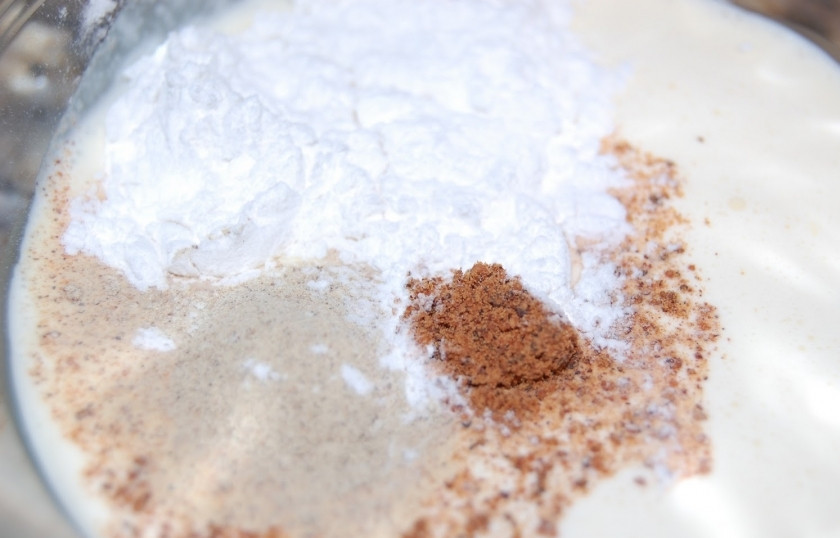 1. Этап. Шпинат в сливочном соусе: В чашке смешайте жирные сливки, муку, мускатный орех и белый перец. Посолите по вкусу.