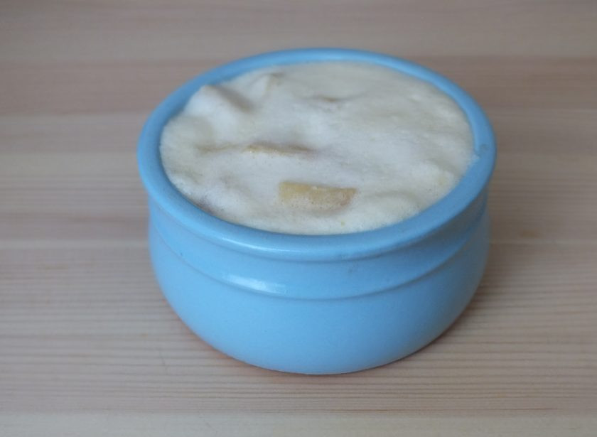 1. Этап. Пудинг из яблок: Полученную массу разложите по формам. Сверху разлейте отложенную массу, создавая 