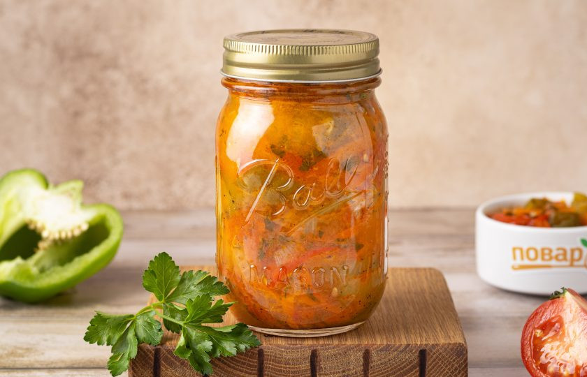 1. Этап. Салат из помидоров, перца, моркови и лука на зиму: После заготовку можно убрать в прохладное темное место на хранение. Салат из помидоров, перца, моркови и лука на зиму готов.