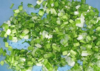 1. Этап. Крабовый салат без риса с огурцом: Мелко рубим лук.