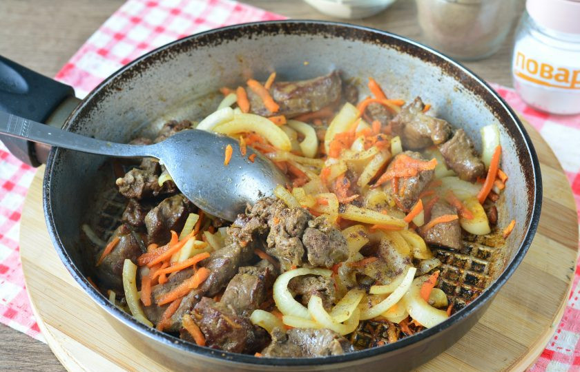 1. Этап. Паштет из телячьей печени: Всыпьте мускатный орех, кориандр для аромата, тушите овощи с печенью 7-8 минут до мягкости. Затем снимите с огня и немного остудите.