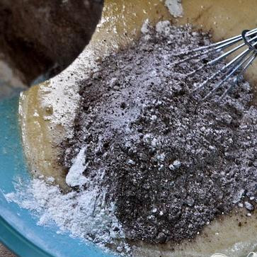 1. Этап. Шоколадные капкейки с арахисовым кремом: 2. Просеять сухие ингредиенты вместе, а затем добавить в яичную смесь. Перемешать.