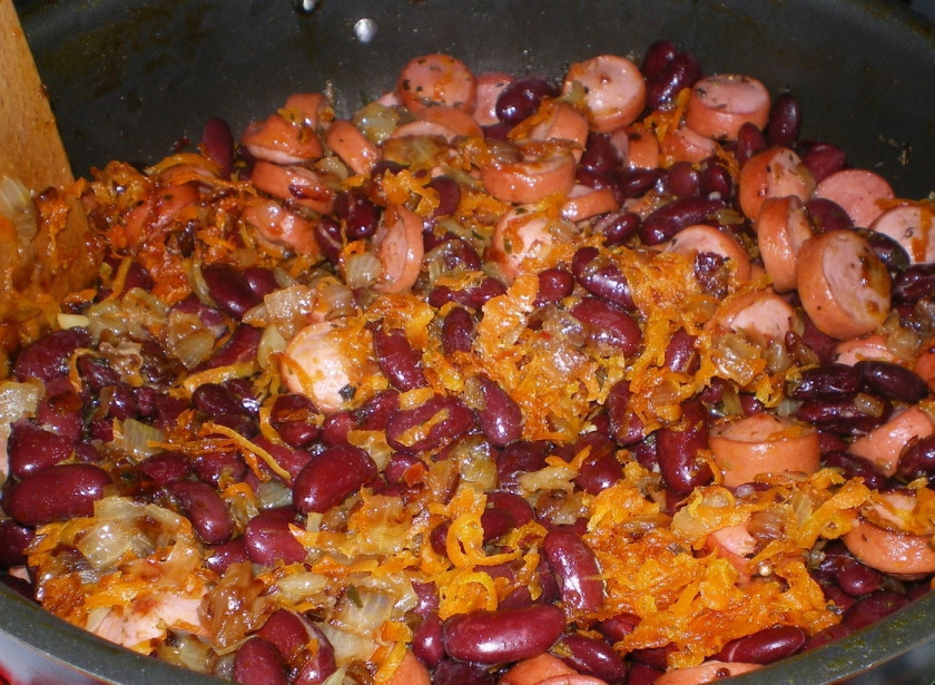 1. Этап. Сосиски с фасолью: Тушите, пока фасоль не станет мягкой. Можно еще чуток воды добавить. Вот и готовы сосиски с фасолью. Подавать можно со свежими овощами. Приятного аппетита!