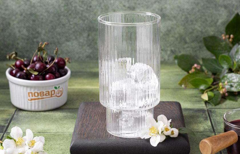 1. Этап. Вишневый айс латте: Соберите напиток. В высокий стакан добавьте лед.