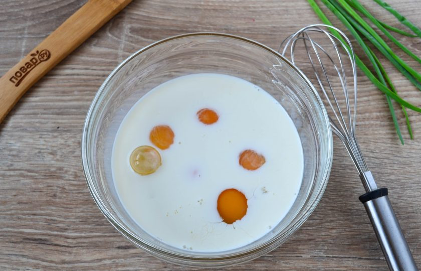 1. Этап. Фриттата с кукурузой и шпинатом: Тем временем яйца разболтайте яйца со сливками, добавив соль и перец по вкусу. Можно также добавить и другие специи, но мне кажется, что этого достаточно.