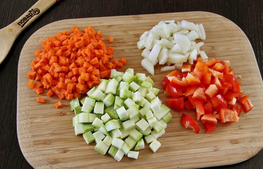 1. Этап. Летний овощной суп: Лук, морковь, перец и кабачок нарежьте небольшими кубиками.